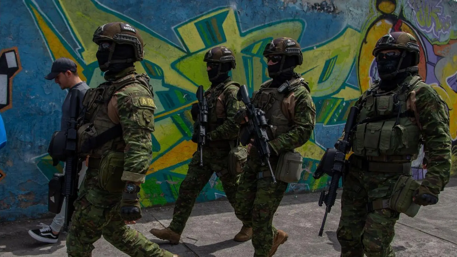 Eliteteams der ecuadorianischen Streitkräfte patrouillieren in konfliktträchtigen Teilen der Stadt Quito. (Foto: Juan Diego Montenegro/dpa)