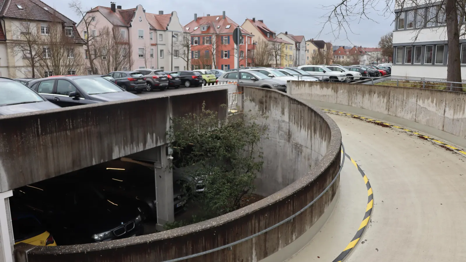 Nach einer Renovierung dürfen die Beschäftigten des Landratsamt nun wieder ihre Fahrzeuge auf dem Parkdeck abstellen. Die Möglichkeiten zum Laden von Elektroautos werden ausgebaut. (Foto: Thomas Schaller)
