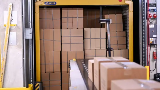 Pakete werden aus verschiedenen Lkw im Mega-Paketzentrum der Deutsche Post DHL Group angeliefert und zur Verteilung weitergeleitet. Der Paketboom in Deutschland hält an. (Foto: Jens Kalaene/dpa)