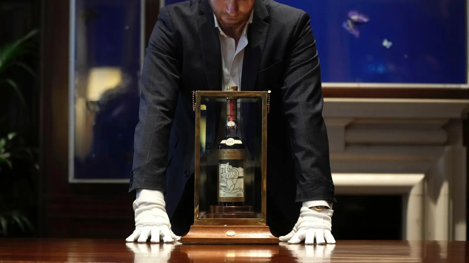 Über 2,1 Millionen Pfund war einem Käufer die Flasche des „The Macallan 1926 Adami“ wert. (Foto: Kin Cheung/AP)