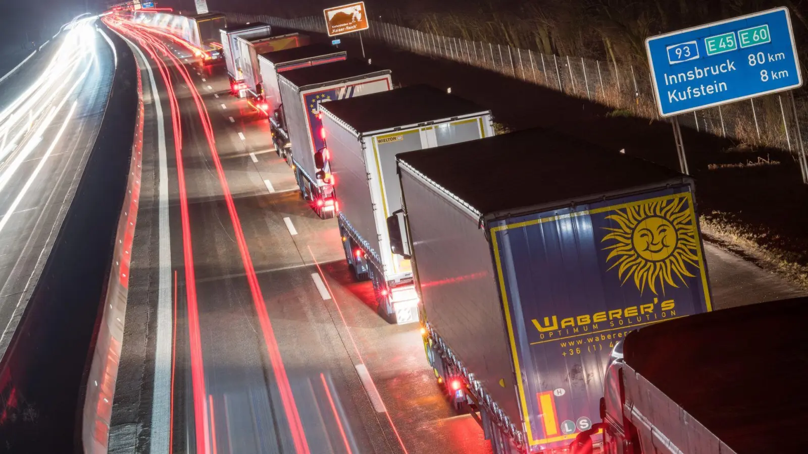 Wegen der Begrenzung von Lastwagen auf der Inntalautobahn kommt es in Bayern immer wieder zu langen Staus. (Archivbild) (Foto: Peter Kneffel/dpa)