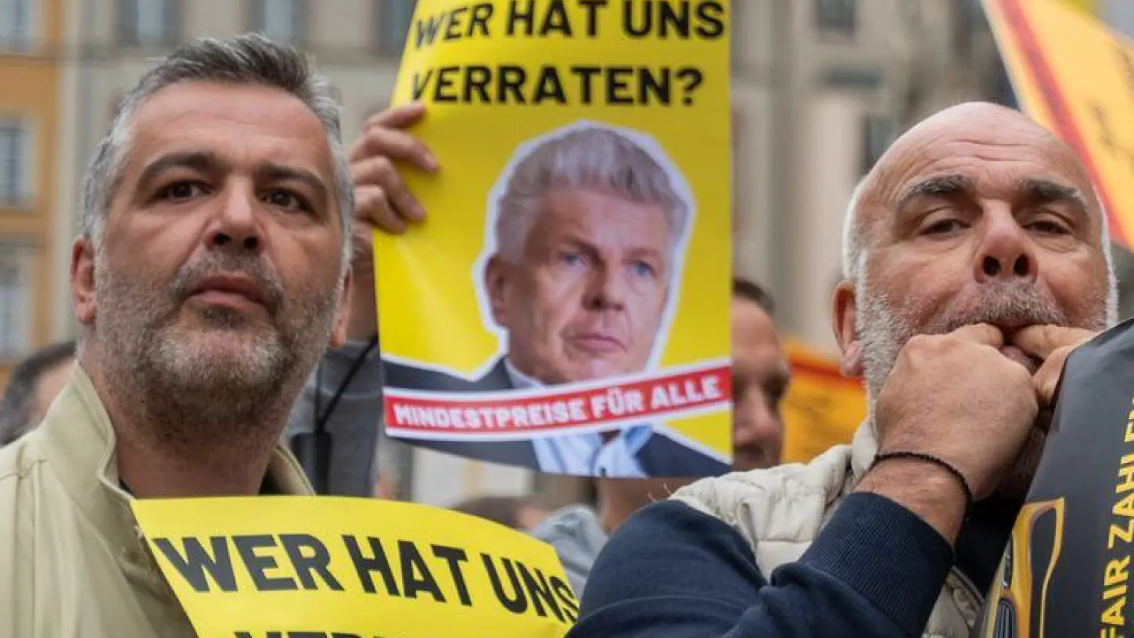 Am Vormittag versammelten sich Taxifahrer lautstark aus Protest vor dem Rathaus. (Foto: Leonie Asendorpf/dpa)