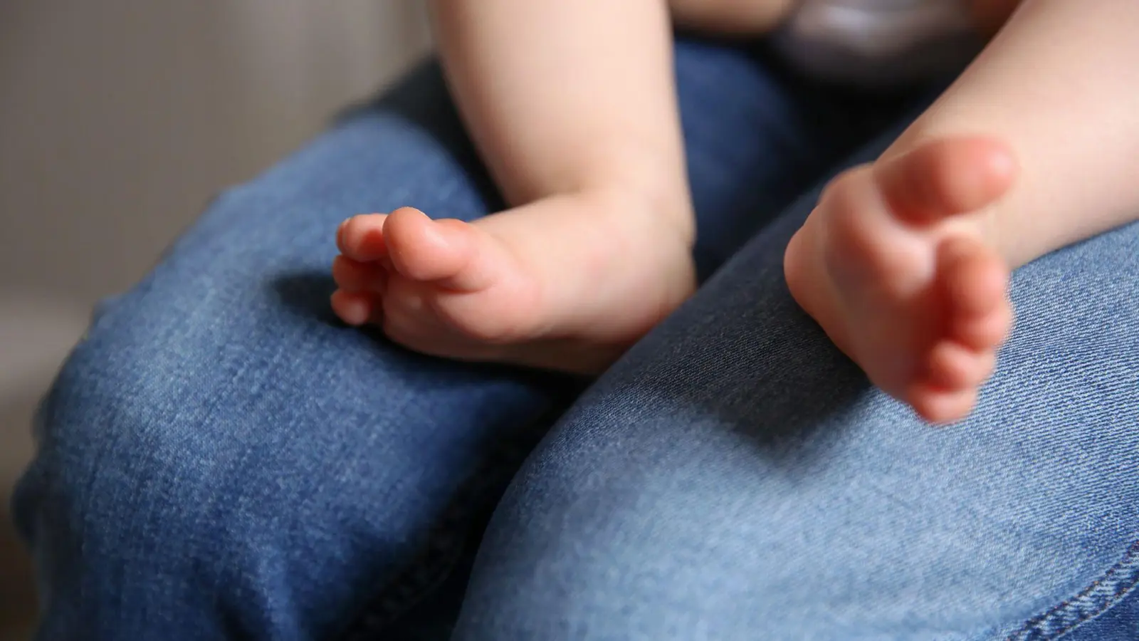 Kleine Füße, große Frage: Eine Vaterschaft kann auch durch die gesetzliche Vaterschaftsvermutung rechtlich festgestellt werden. (Foto: Mascha Brichta/dpa-tmn)