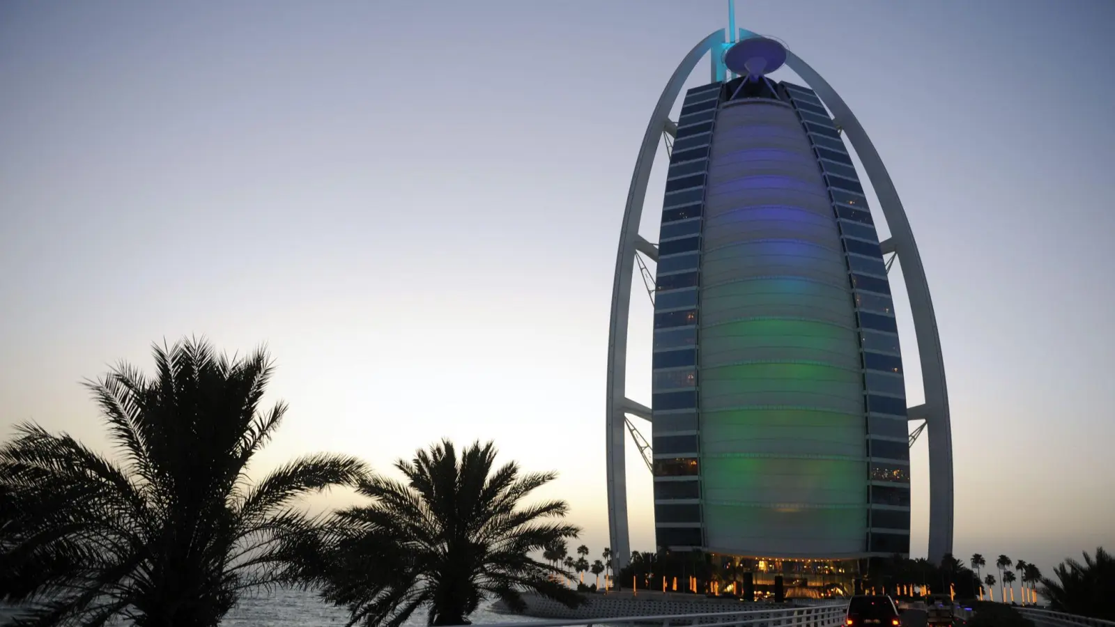 Während viele Sonnenziele im Herbst günstiger zu buchen sind, wird es in Dubai eher teurer. (Foto: Marcus Brandt/dpa/dpa-tmn)