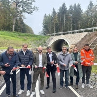 Längst befahren, nun auch offiziell eingeweiht: Die Bürgermeister Patrick Peters aus Herrieden (Dritter v.l) und Burgoberbachs Gerhard Rammler (Vierter v.l.) gaben die Strecke frei. (Foto: Florian Pöhlmann)