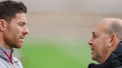 Leverkusens Trainer Xabi Alonso (l) und Vorsitzender Fernando Carro sind zwei der Baumeister der Leverkusener Erfolgs. (Foto: Marius Becker/dpa)