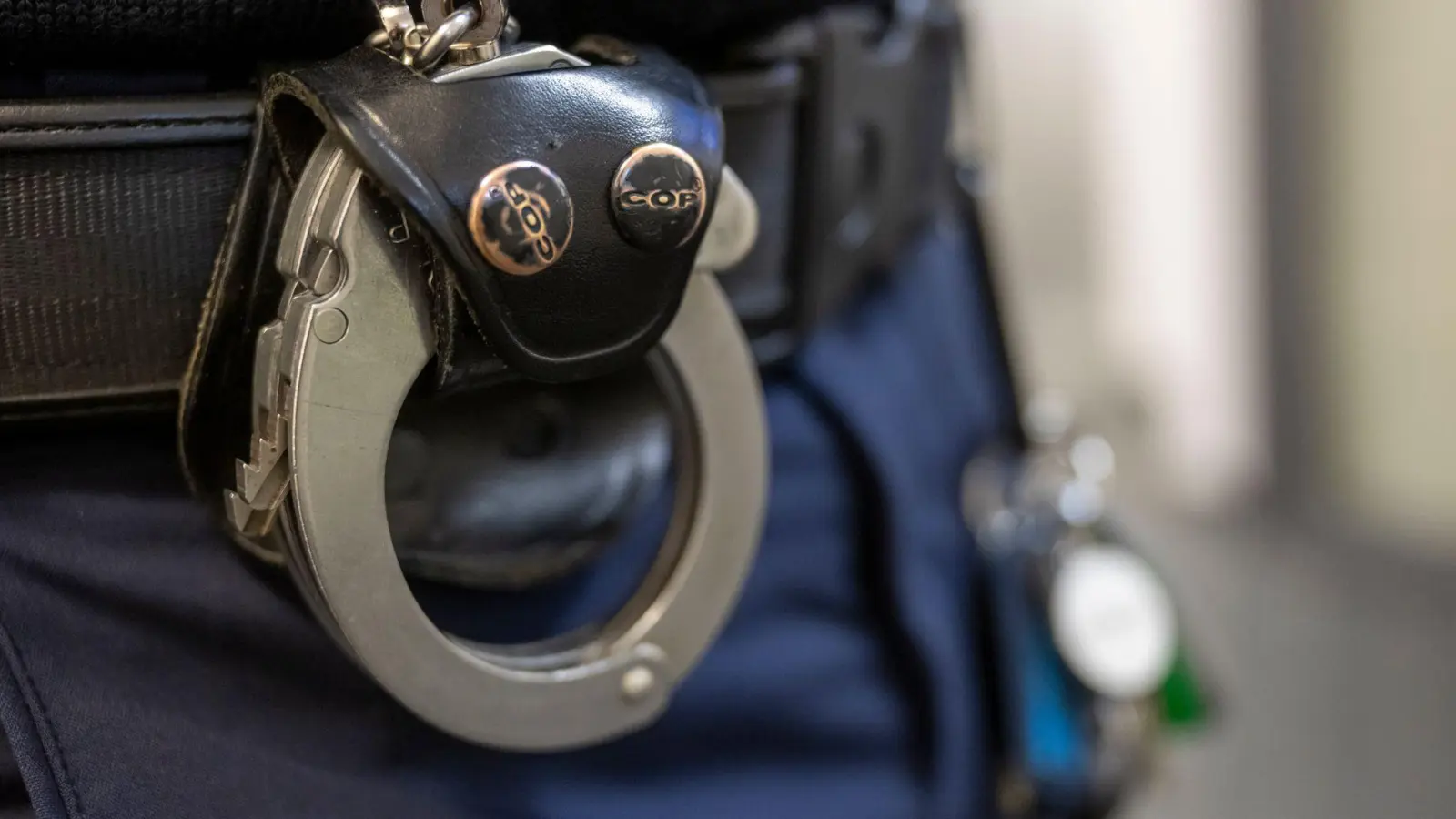 Der 20-Jährige sitzt in Untersuchungshaft. (Symbolbild) (Foto: Peter Kneffel/dpa)