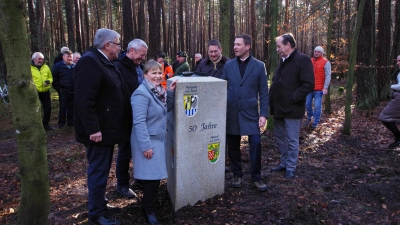 Der Drei-Landkreis-Stein zwischen den Kreisen Ansbach, Fürth und Neustadt/Aisch-Bad Windsheim wurde im 51. Jahr der Gemeindegebietsreform feierlich enthüllt. Dabei waren (von links) der Neustädter Landrat Helmut Weiß, Bürgermeister Uwe Emmert (Wilhermsdorf), Bürgermeisterin Claudia Wust (Neuhof), der Ansbacher Landrat Jürgen Ludwig, sein Fürther Kollege Matthias Dießl und Bürgermeister Rainer Erdel (Dietenhofen). (Foto: Heinz Wraneschitz)