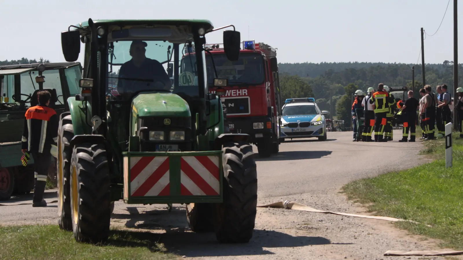 Landwirte und Feuerwehren halfen zusammen, um den Feldbrand zu löschen. (Foto: NEWS5 / Thomas Haag)