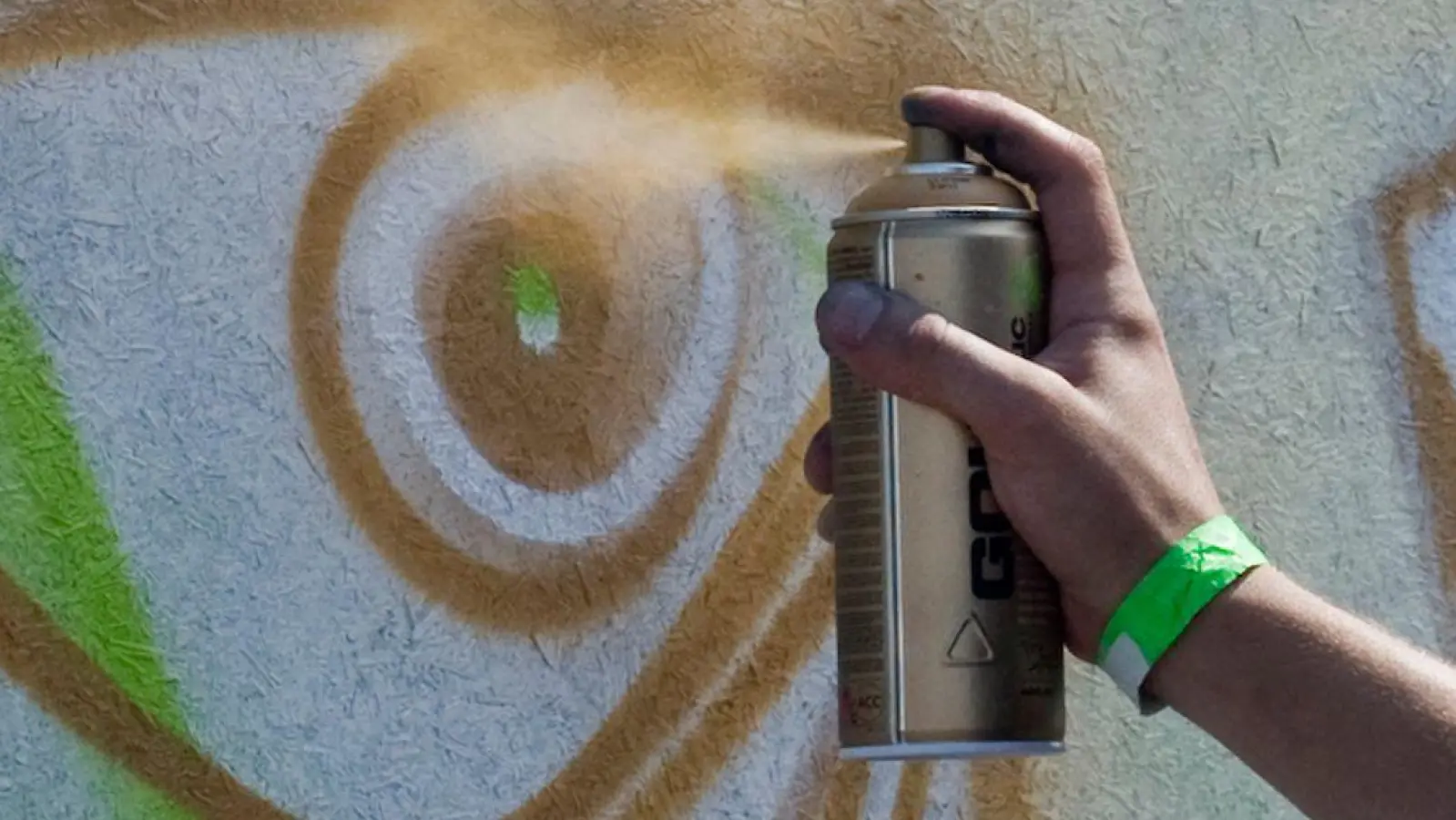 Unbekannte haben auf den Radweg zwischen Kammerforst und Grüb mehrere politische Graffiti gesprüht. (Symbolbild: Franziska Gabbert/dpa)