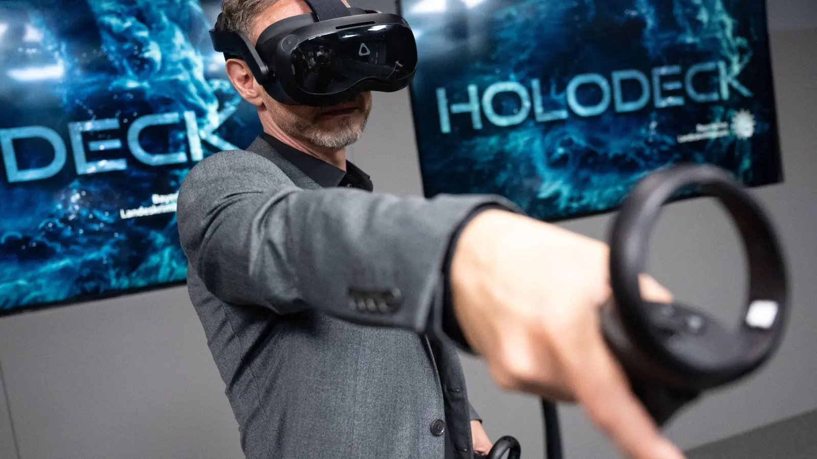 Ralf Breker, Leiter der forensischen Medientechnik beim LKA, steht mit einer VR-Brille während einer Pressekonferenz im Tatort-Virtual-Reality-Raum (Holodeck) des Bayerischen Landeskriminalamts (LKA). (Foto: Sven Hoppe/dpa)