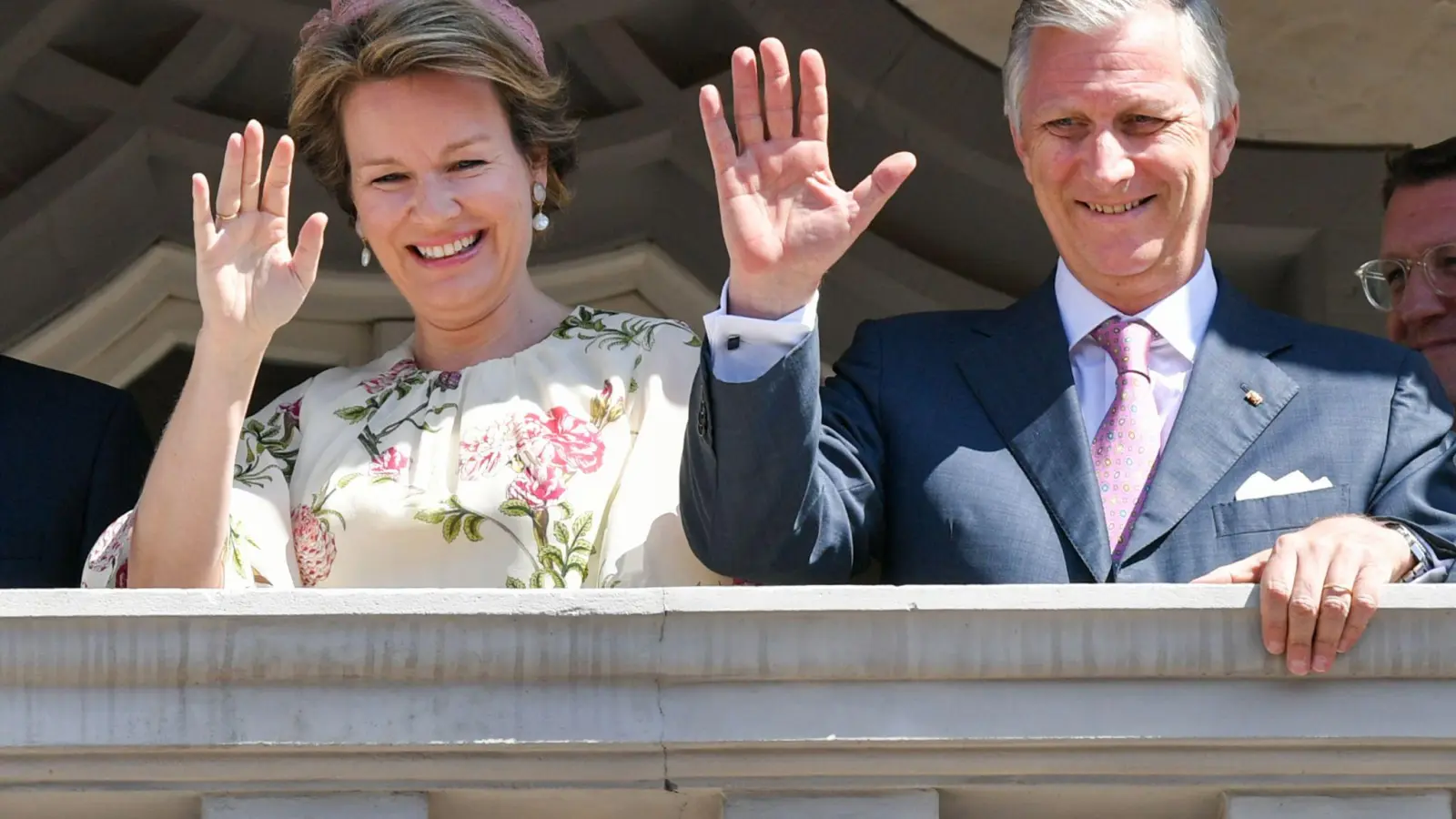 Das belgische Königspaar König Philippe und Königin Mathilde winken bei einem Besuch der Lutherstadt vom Balkon des Rathauses. (Foto: Jens Kalaene/dpa-Zentralbild/ZB)