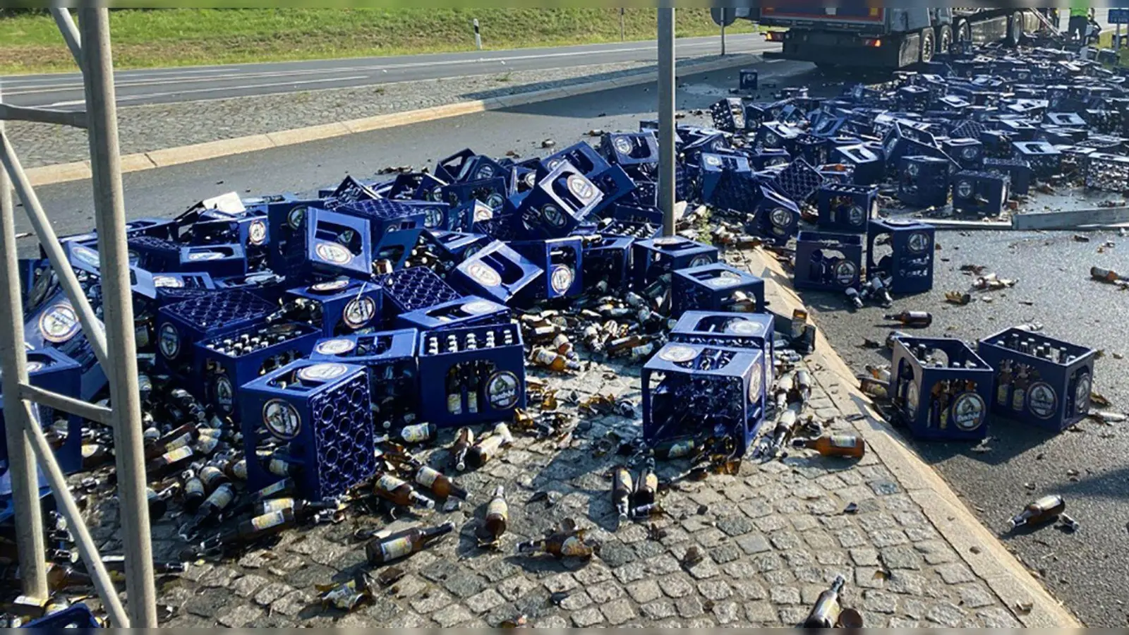Rund 200 Bierkästen sind am Dienstagabend im B25-Kreisel südlich von Dinkelsbühl auf der Fahrbahn gelandet. Das Foto entstand bei einem anderen, ähnlichen Unfall. (Symbolbild: Polizeiinspektion Kulmbach/dpa)