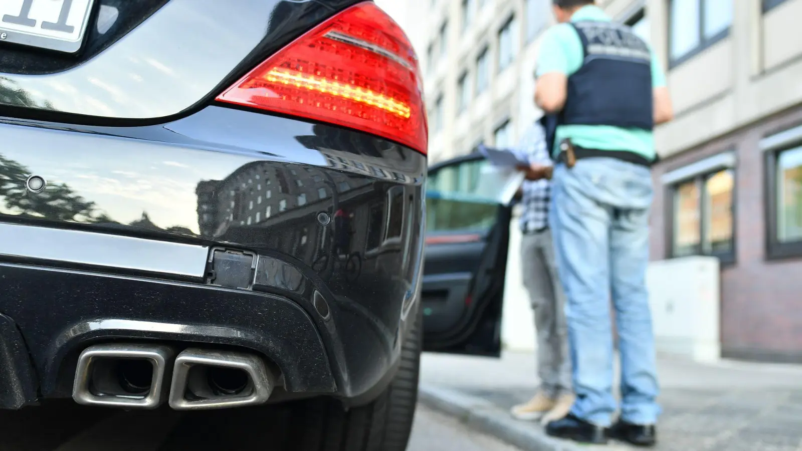 Rummaulen bei der Polizeikontrolle? Wer Dampf ablässt, kann sich schnell mit erhöhten Bußgeldern konfrontiert sehen - zu Recht? (Foto: Uwe Anspach/dpa)