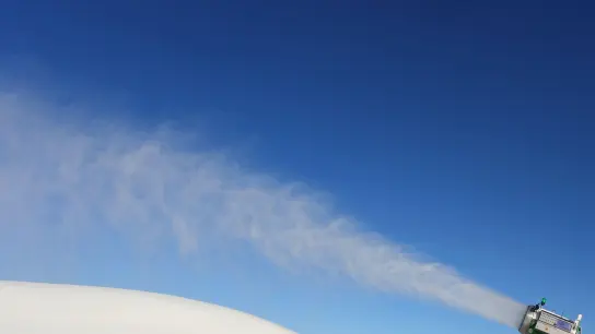 Eine Schneekanone produziert an einer Skipiste Schnee. (Foto: Karl-Josef Hildenbrand/dpa/Symbolbild)