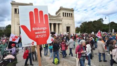 Menschen demonstrieren in München für ein besseres Bildungssystem. (Foto: Karl-Josef Hildenbrand/dpa)