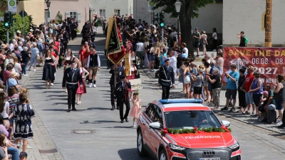 Die Mitglieder der Jubelwehr marschierten beim Festzug als erste Gruppe durch die Stadt. (Foto: Alexander Biernoth)