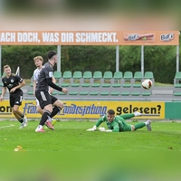 Der Anschlusstreffer kurz vor der Pause: Dino Nuhanovic (3. von links) trifft gegen Schwaben-Torhüter Maximilian Reil.  (Foto: Martin Rügner)