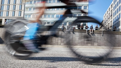 Bei der Ironman-EM in Hamburg ist der Fahrer eines Begleitmotorrads bei einem Unfall getötet worden. (Foto: Georg Wendt/dpa)
