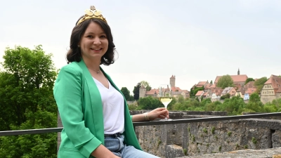 Sophia Gundel ist als Sophia I. amtierende Weinprinzessin von Tauberzell. Doch auch auf der Stadtmauer in Rothenburg lässt sich ein kühles Gläschen Wein genießen. (Foto: Luca Paul)