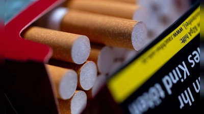 Zwei Euro mehr pro Zigarettenpackung, um die Krankenkassen zu entlasten - so der Vorschlag eines CSU-Politikers. (Symbolbild) (Foto: Sven Hoppe/dpa)
