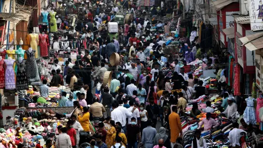 Menschenmassen auf einem Markt in Mumbai. (Foto: Rajanish Kakade/AP/dpa)