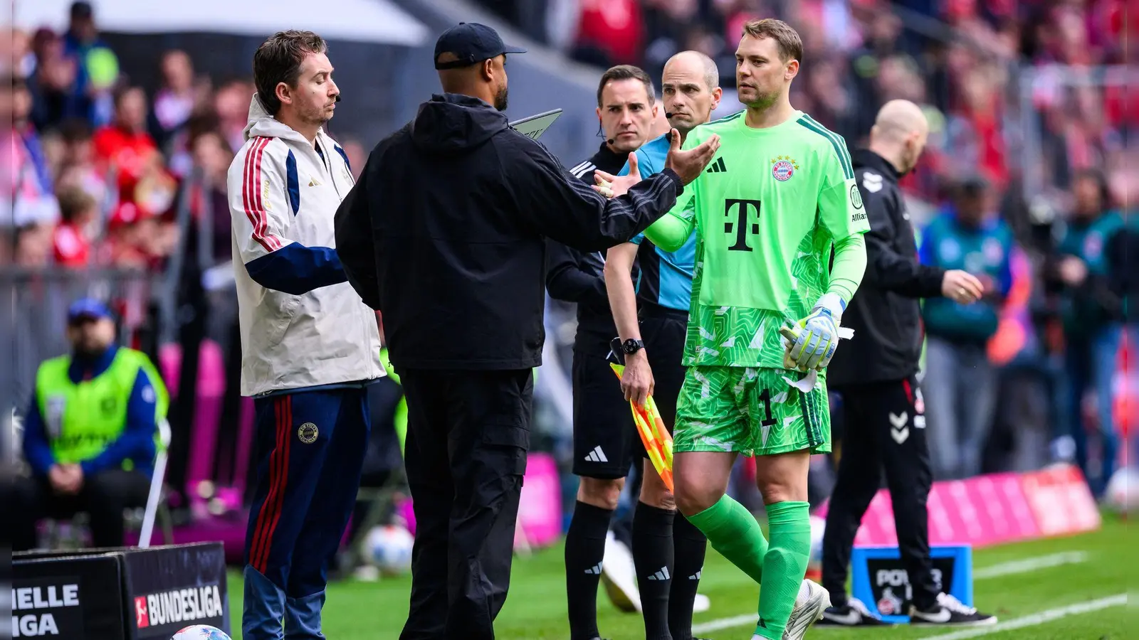 Nummer eins bei der WM, Zuschauer beim Pokalfinale? Bei Manuel Neuer (r), hier bei seiner Auswechslung gegen Köln, zwickt weiter die Wade. (Archivbild)  (Foto: Tom Weller/dpa)
