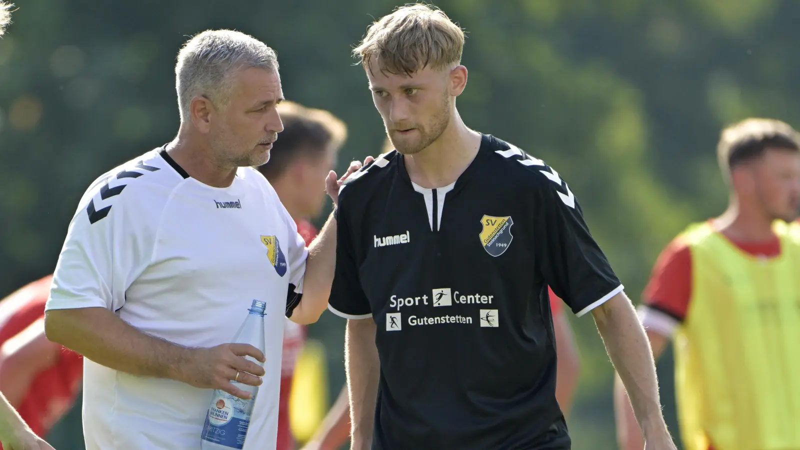 Sie reden momentan viel miteinander, um den Schalter wieder umzulegen beim SVG Steinachgrund (links Trainer Thomas Guter im Gespräch mit Daniel Roth). (Foto: Martin Rügner)