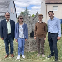 Auf dem Synagogenplatz in Bechhofen trafen sich (von links) zweiter Bürgermeister Martin Günther, Heimatpflegerin Claudia Dommel, Rabbiner Dr. Tom Kucera und Bürgermeister Sven Waidmann. (Foto: Steven Bechhofer)