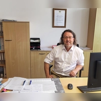 Wittelshofens neuer Bürgermeister Norbert Lenz am Schreibtisch in seinem Amtszimmer. Seine Arbeit „macht ihm unheimlich Spaß”. (Foto: Albert Schülein)