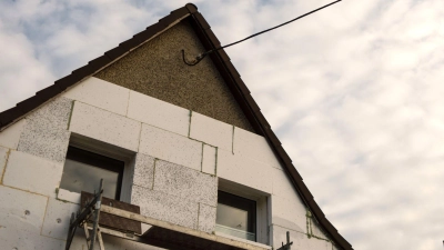 Ein Haus aus den 1930er-Jahren wird mit Styroporplatten auf der Außenwand gedämmt. (Foto: Sebastian Gollnow/dpa)