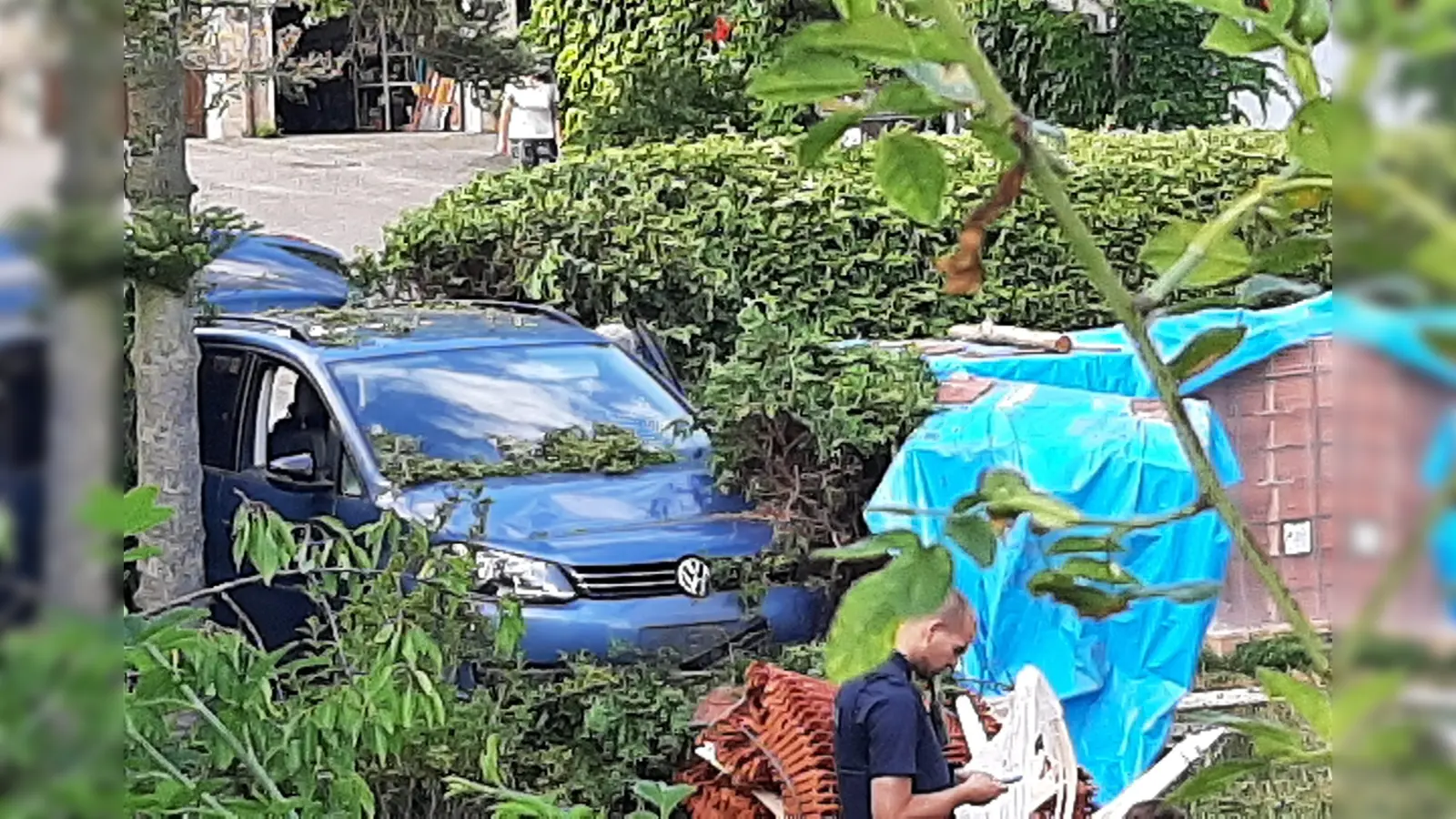 Viel Glück hatte die Fahrerin dieses Pkw. Sie landete in einem Garten, in dem Dachziegel gelagert waren. (Foto: Bernd Höllein)