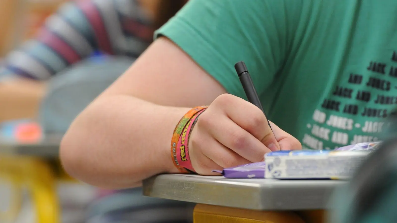 Von vielen Schülerinnen und Schülern gefürchtet: Extemporalien (Exen) (Symbolbild). (Foto: Armin Weigel/dpa)