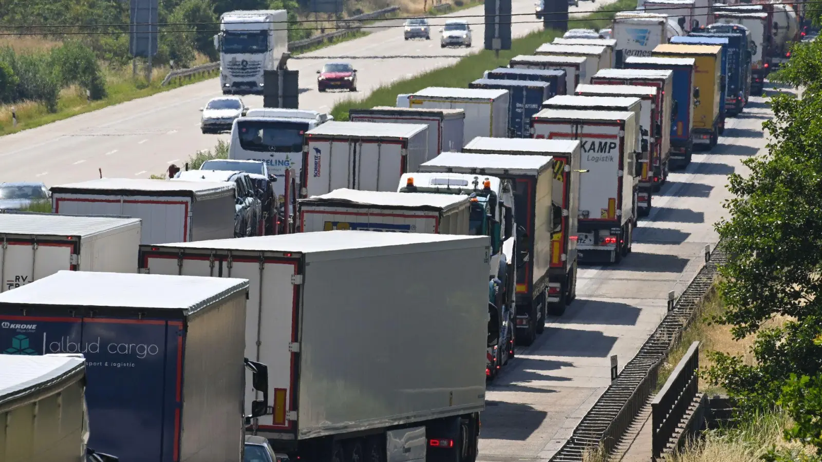 Der ADAC sagt für das Wochenende eine hohe Staugefahr voraus. (Archivbild) (Foto: Klaus-Dietmar Gabbert/dpa)
