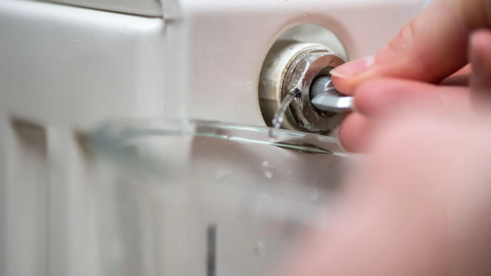 Wenn es gluckert oder die Heizkörper nicht gleichmäßig warm werden, sollte man sie entlüften. (Foto: Andrea Warnecke/dpa-tmn)