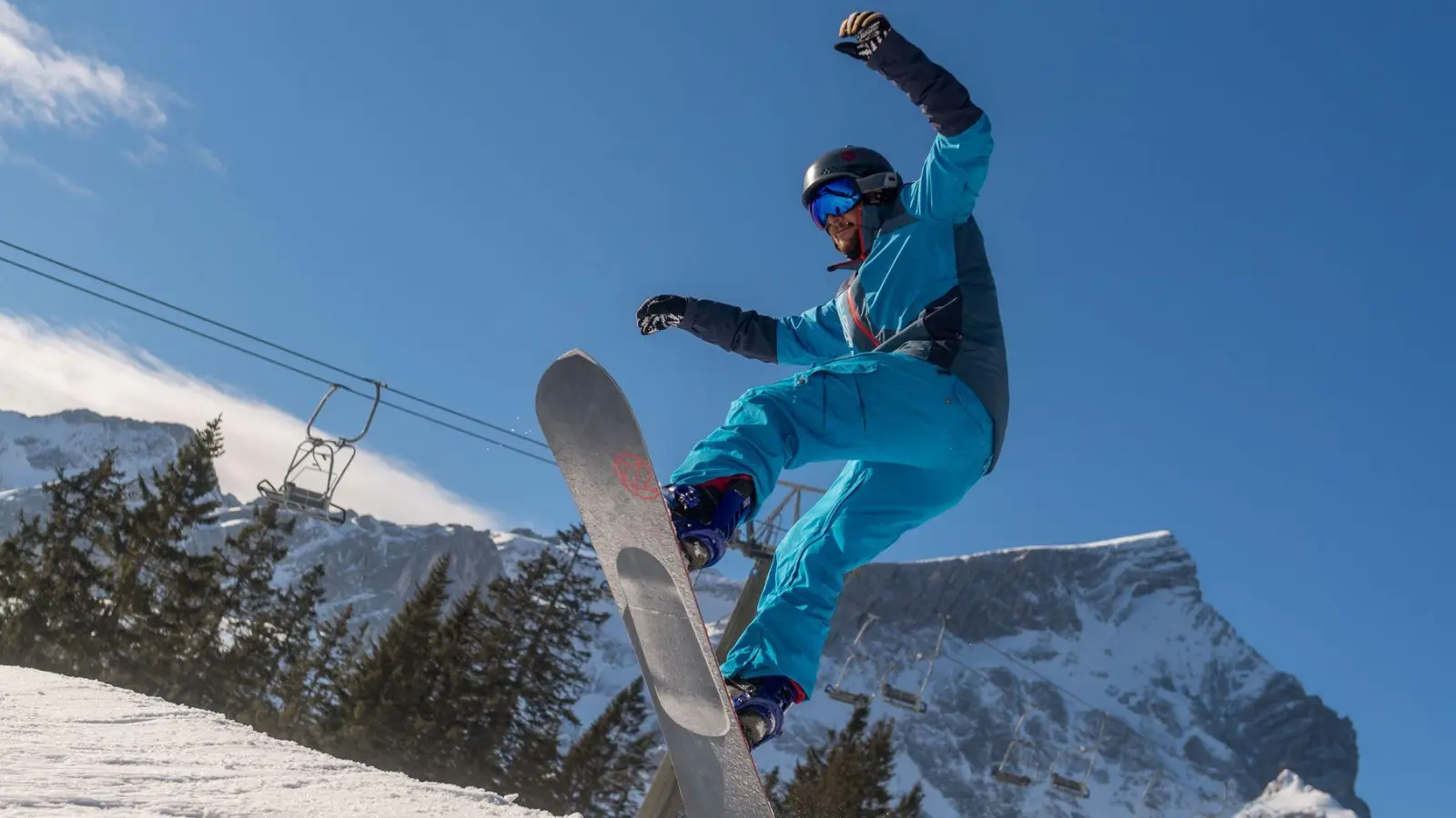 Für uneingeschränkten Pistenspaß braucht es die richtige Kleidung - am besten im Zwiebelprinzip. (Foto: Benjamin Nolte/dpa-tmn)