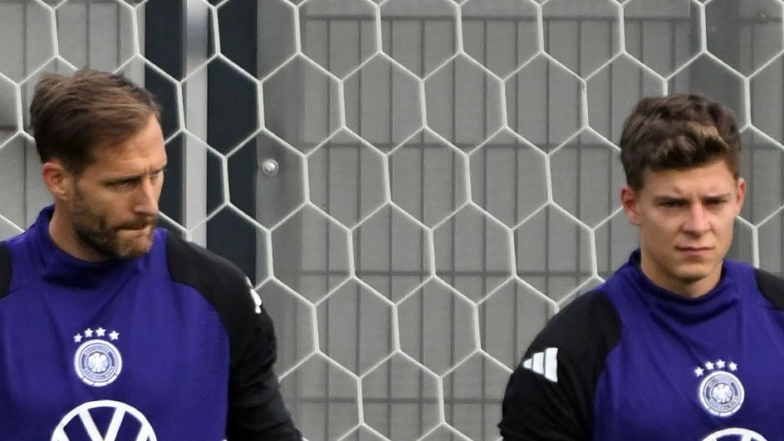 Oliver Baumann (l.) hört Torwart-Trainer Andreas Kronenberg aufmerksam zu.  (Foto: Federico Gambarini/dpa)