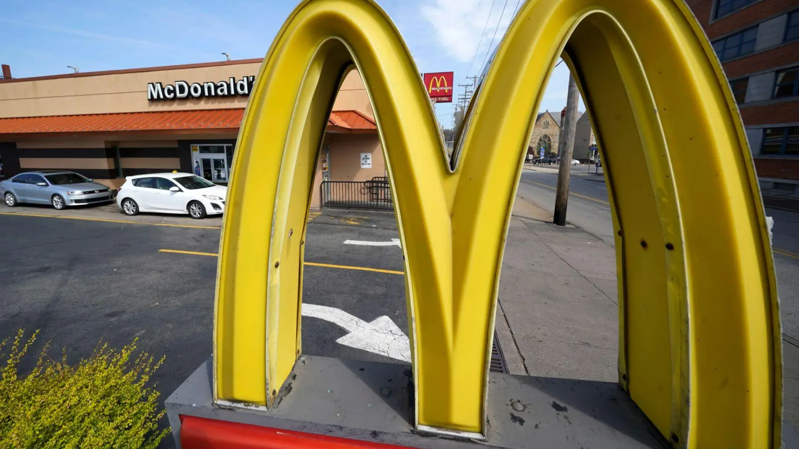 McDonald's und andere Fast-Food-Ketten führten mehr günstigere Menü-Optionen in den USA ein. (Archivbild) (Foto: Gene J. Puskar/AP/dpa)