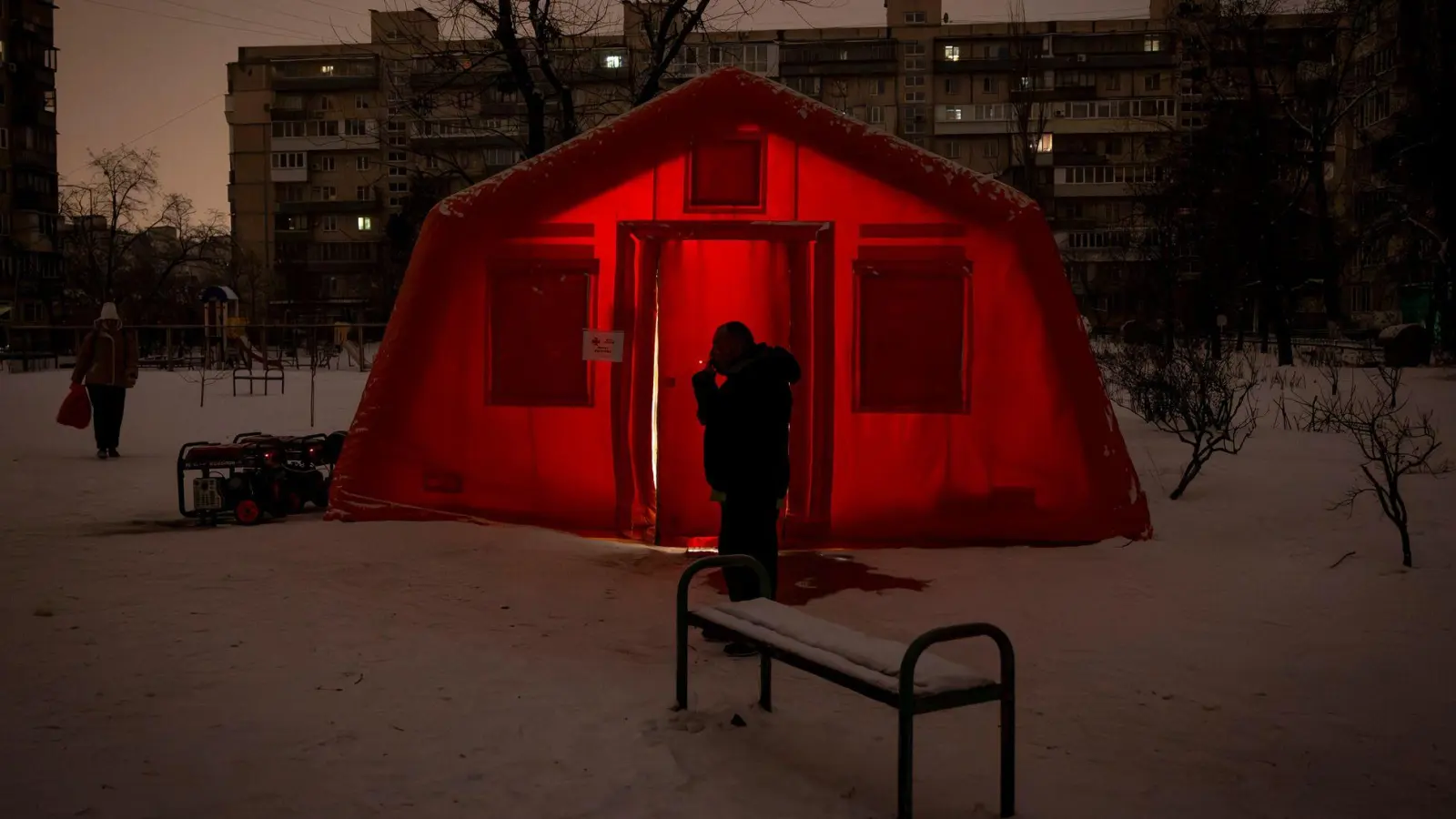 Aufwärmpunkte sind für viele Einwohner Kiews der einzige Zufluchtsort. (Archivbild) (Foto: Danyil Bashakov/AP/dpa)