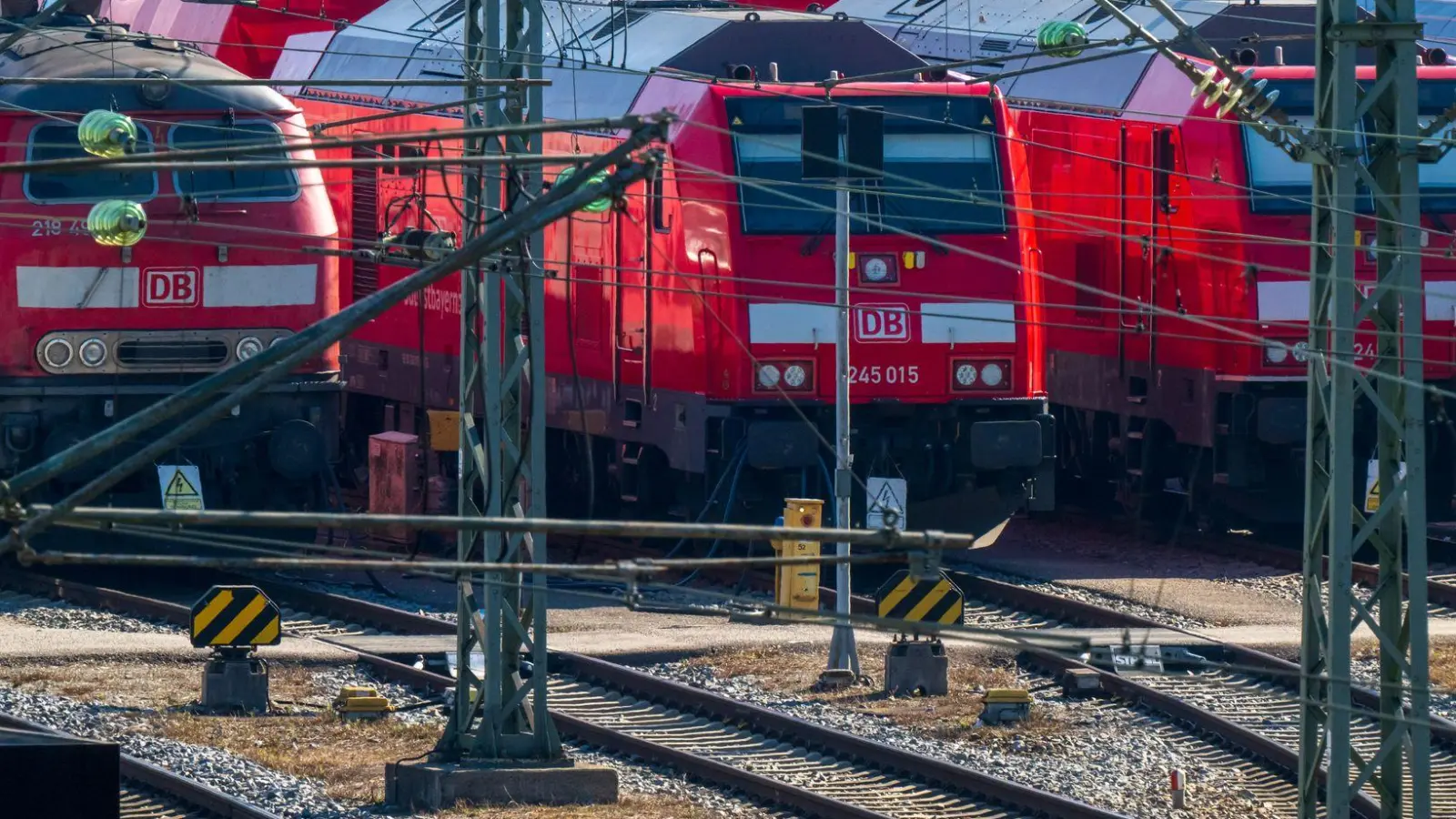 Züge der Regionalbahn. (Symbolbild) (Foto: Peter Kneffel/dpa)