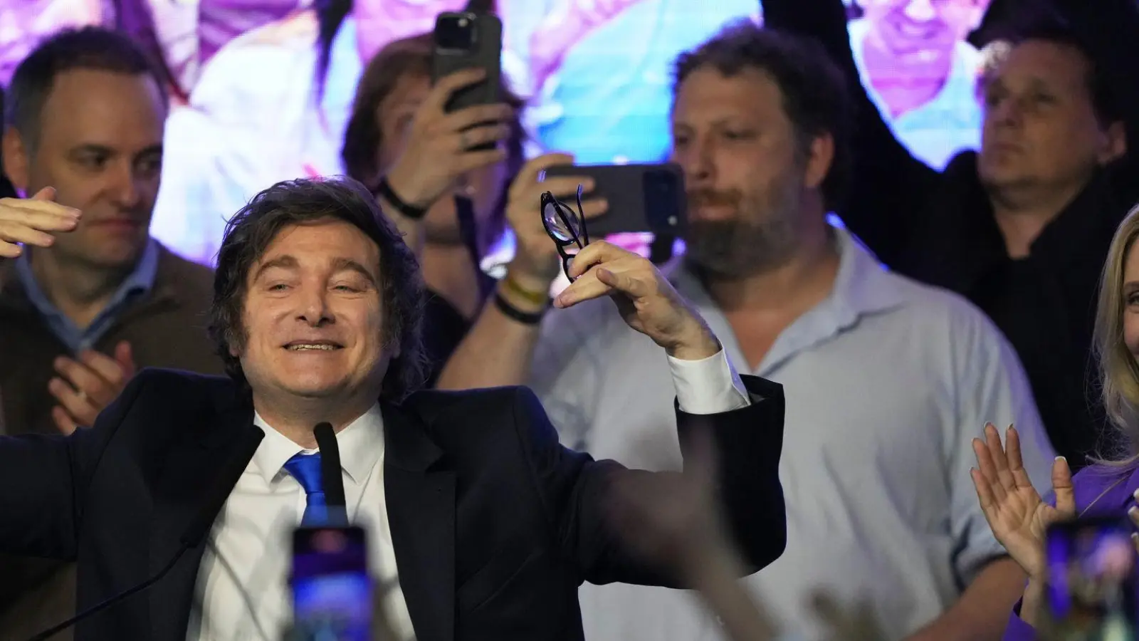 Der Jubel nach dem Sieg: Die Partei von Argentiniens Präsidenten Milei konnte bei der Kongresswahl zahlreiche Mandate hinzugewinnen. (Foto: Rodrigo Abd/AP/dpa)