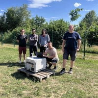 Axel Schäfer (von links, wissenschaftlicher Mitarbeiter), Sai Bharadhwaj Matha vom Start-up NeuralDrones, Student Fabrizio Ciavarrella, Fabian Schmidt (am Laptop, wissenschaftlicher Mitarbeiter) und Projektleiter Prof. Dr. Stefan Geißelsöder an ihrem Arbeitsplatz, der Drohnengarage.  (Foto: Jessica Herrenbrück)