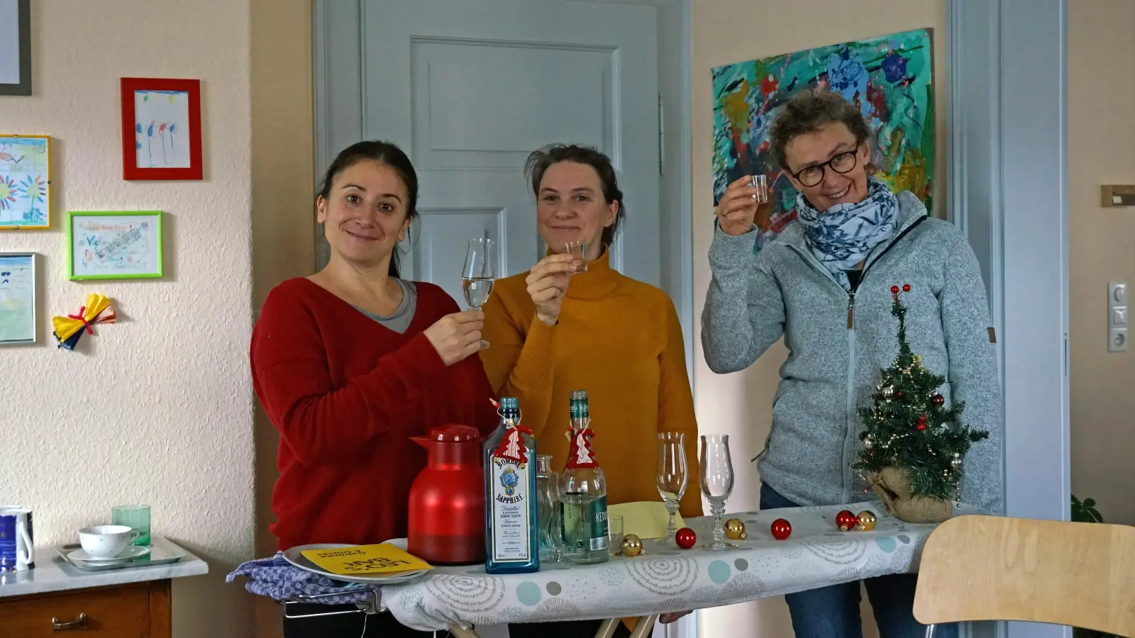 Haben ihre Weihnachtsrevue „Schrille Nacht“ runderneuert (von links): Die Schauspielerinnen Atischeh Hannah Braun und Nina Neuner und die Musikerin Ulrike Koch. (Foto: Elke Walter)