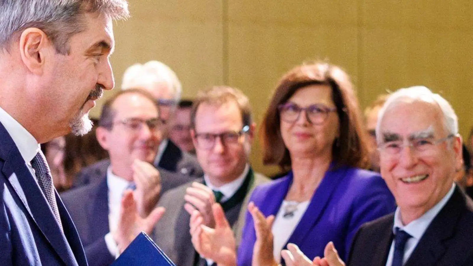 Auch viele ehemalige Spitzenfunktionäre der CSU, etwa „Mr. Euro“ Theo Waigel, nahmen an der Feier teil. (Foto: Matthias Balk/dpa)