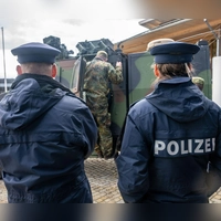 Bei einer Bundeswehrübung kam es vor einem Jahr versehentlich zu einem Schusswechsel zwischen Polizei und Bundeswehr. (Archivbild) (Foto: Armin Weigel/dpa)
