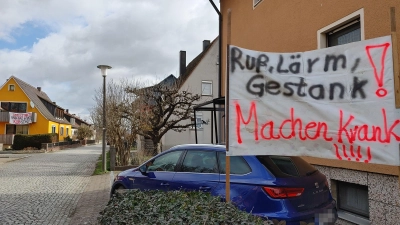 Einige Anwohner im Külsheimer Mühlweg machen auf Bannern ihrem Ärger über die benachbarte Gießerei Heunisch Luft. (Foto: Katrin Merklein)