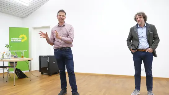 Martin Stümpfig (links) und Dr. Rainer Saliger erzählten viel Wissenswertes über grünen Wasserstoff und die Möglichkeiten, diesen im Großraum Uffenheim herzustellen. (Foto: Sylvia Fehlinger)