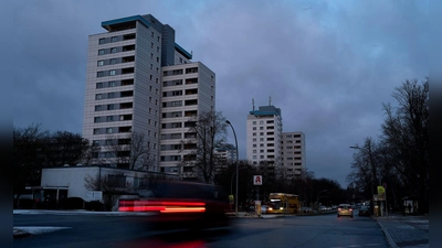  Nach einem Stromausfall sind die Straßen in Berlin-Lichterfelde ohne Beleuchtung. (Foto: Michael Ukas/dpa)