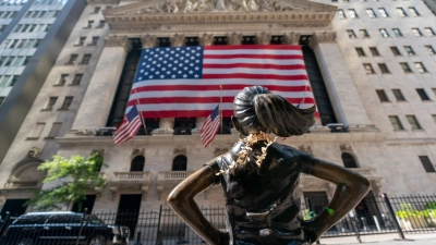 Die Bronzestatur „Fearless Girl” steht vor der die New Yorker Börse. (Foto: Mary Altaffer/AP/dpa)