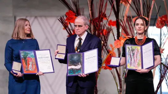 Oleksandra Matvitsuk, Jan Ratshinsky  und Natalja Pintschuk als Vertreterin ihres Mannes nahmen im Oslo den Friedensnobelpreis entgegen. (Foto: Javad Parsa/POOL NTB/dpa)
